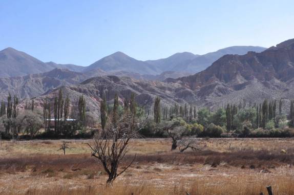 Linda paisagem em estrada que atravessa a Quebrada de Humahuaca - Argentina